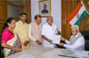 Yeddyurappa to take oath on Thursday, BJP gets 15 days to prove majority
